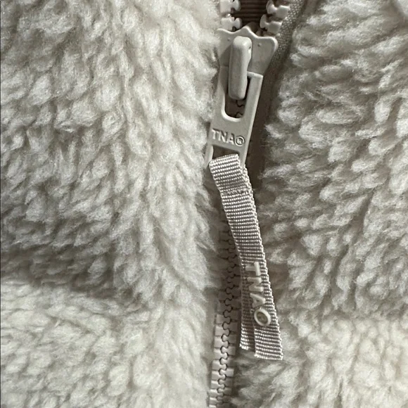 Aritzia TNA mega puff ivory Sherpa xxs like new - Picture 4 of 5